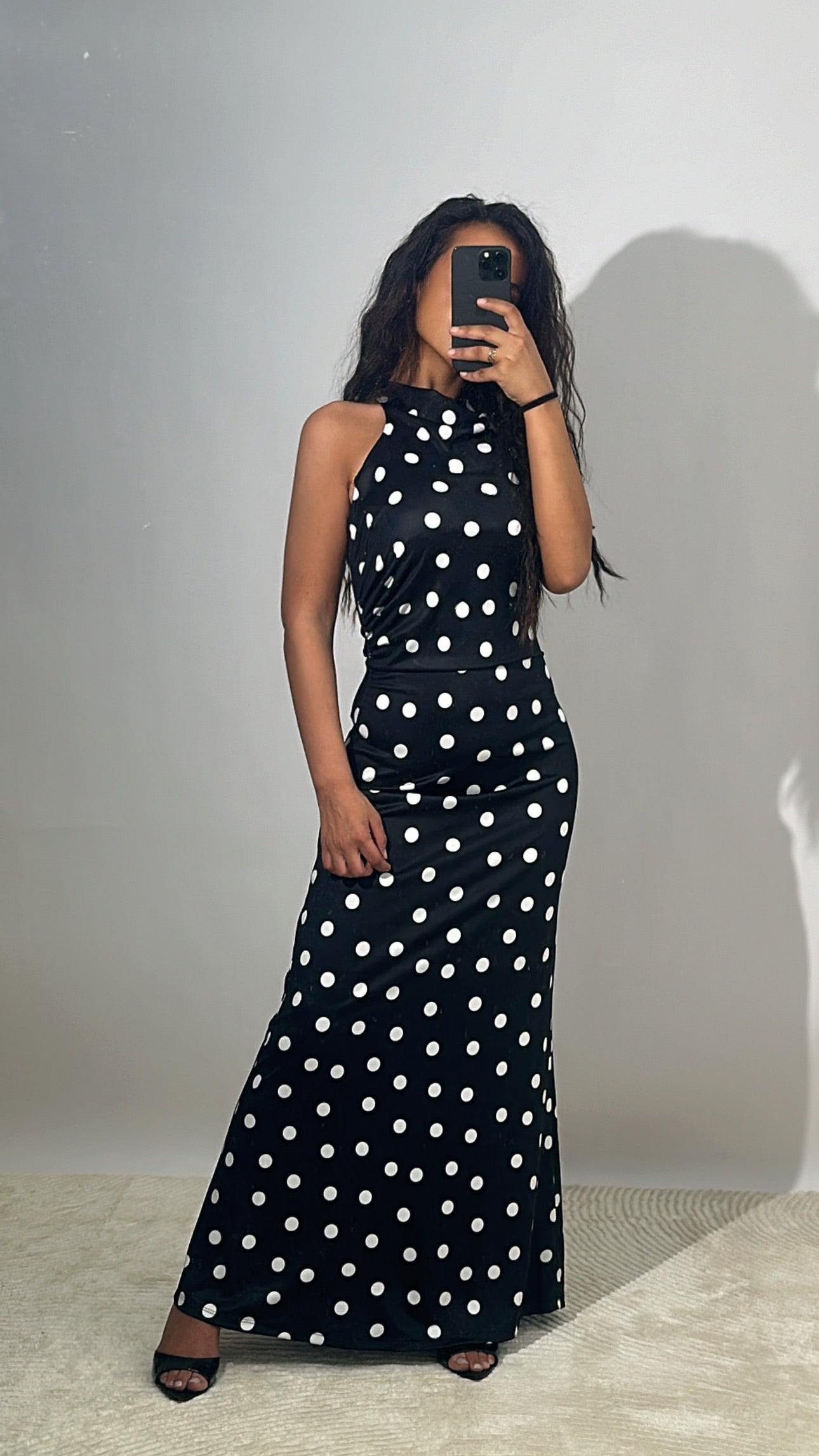 Robe longue noir à pois blanc