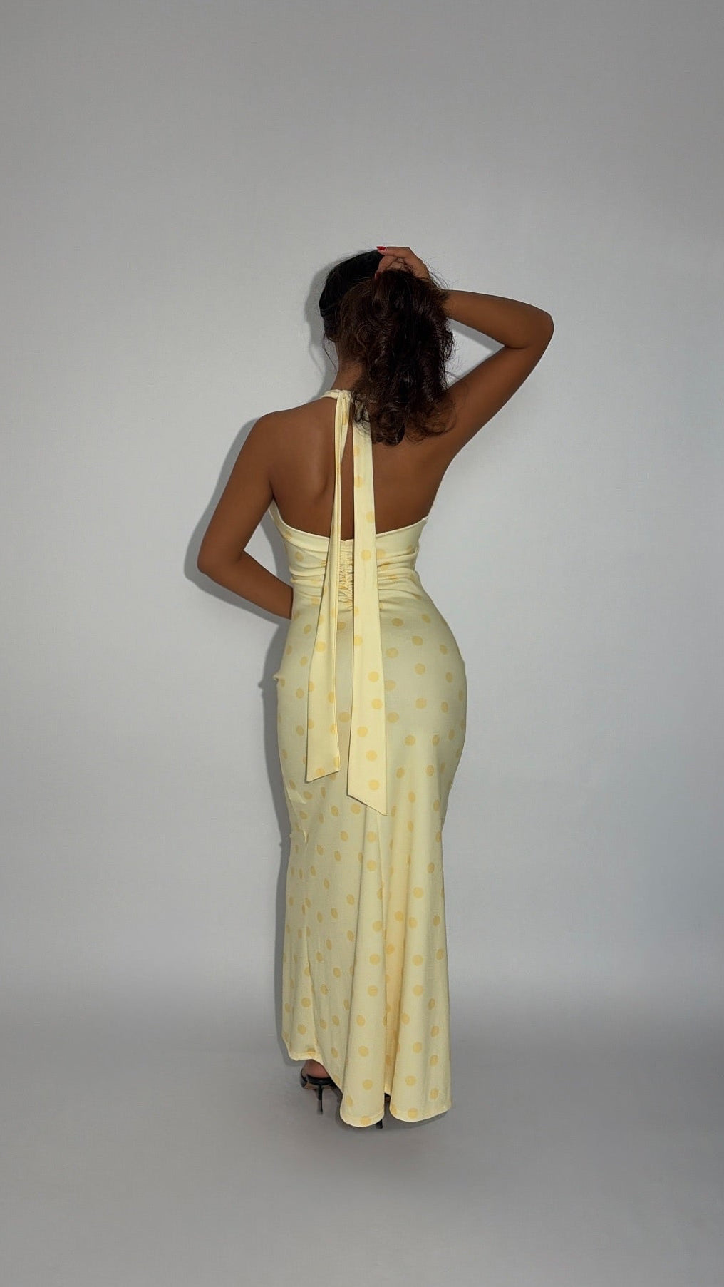 Robe jaune longue dos nu à pois