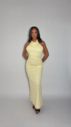 Robe jaune longue dos nu à pois