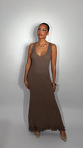 Robe Taupe Élégance Minimaliste & Dos Lacé