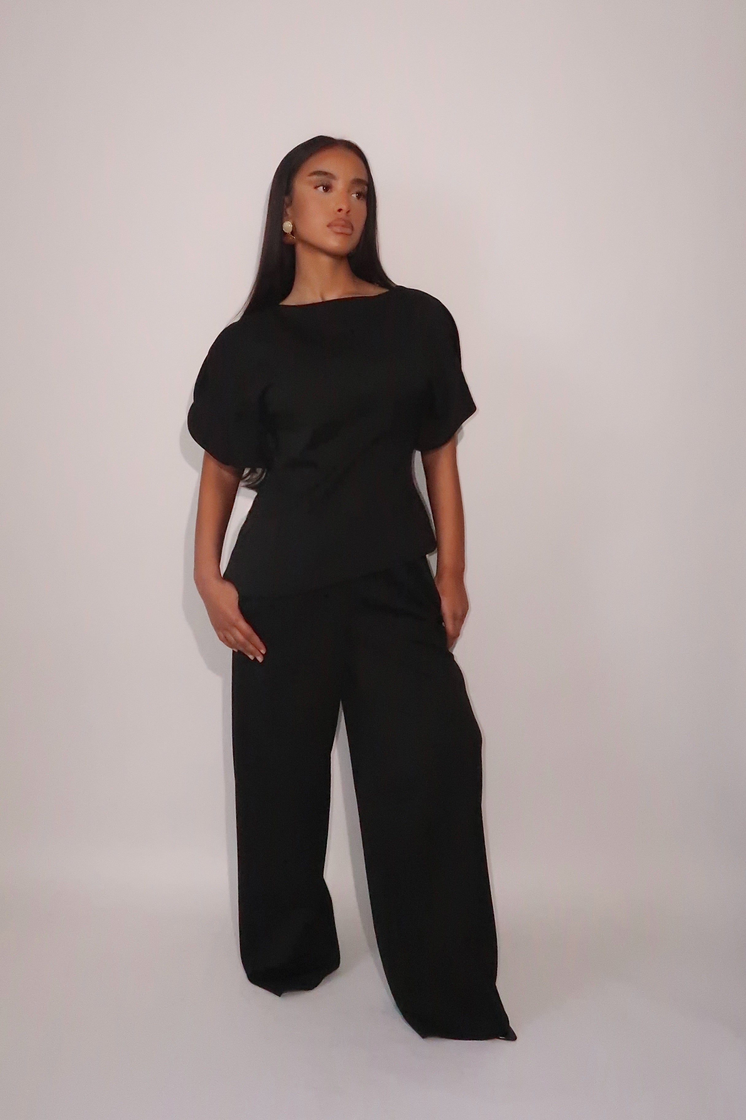 Ensemble asymétrique noir